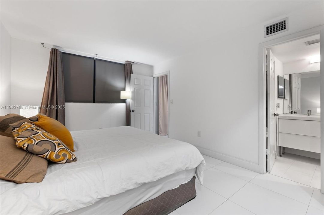 For Sale: $300,000 (2 beds, 2 baths, 982 Square Feet)