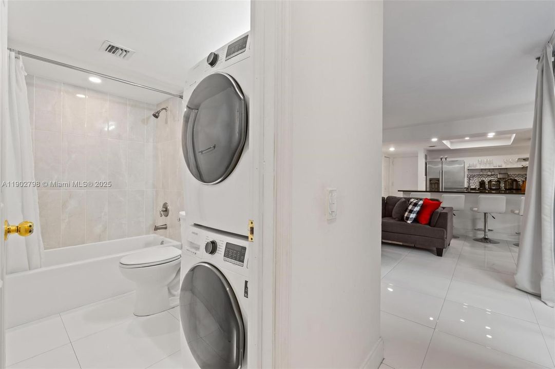 For Sale: $300,000 (2 beds, 2 baths, 982 Square Feet)