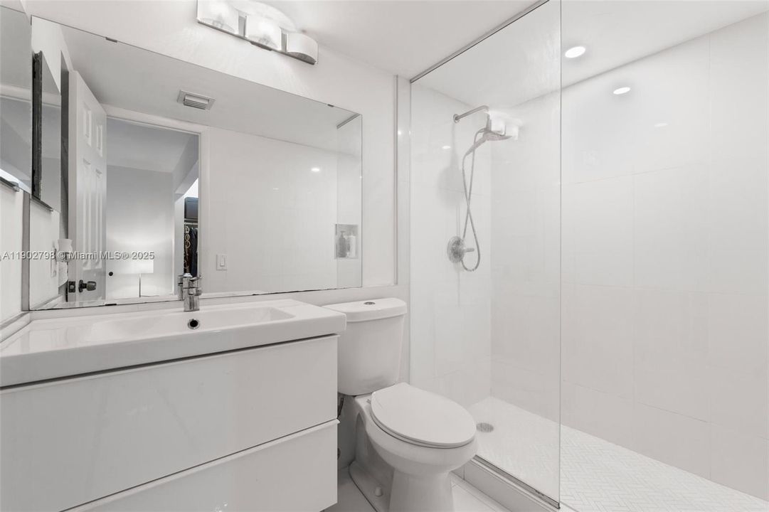 For Sale: $300,000 (2 beds, 2 baths, 982 Square Feet)