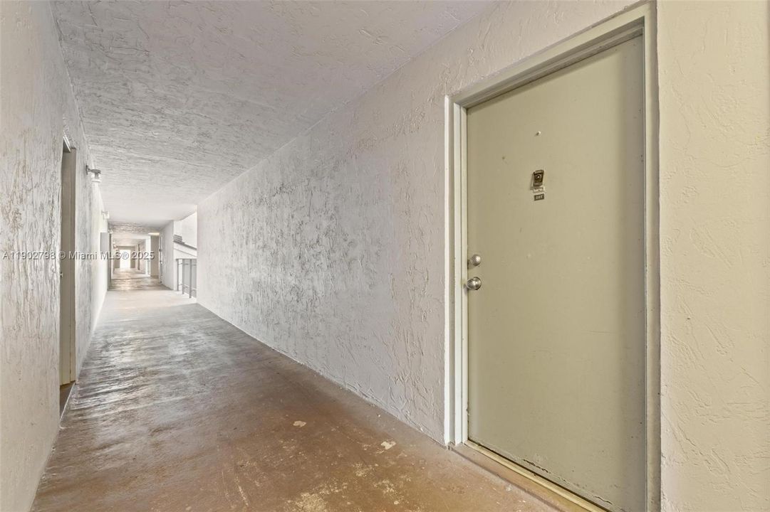 For Sale: $300,000 (2 beds, 2 baths, 982 Square Feet)