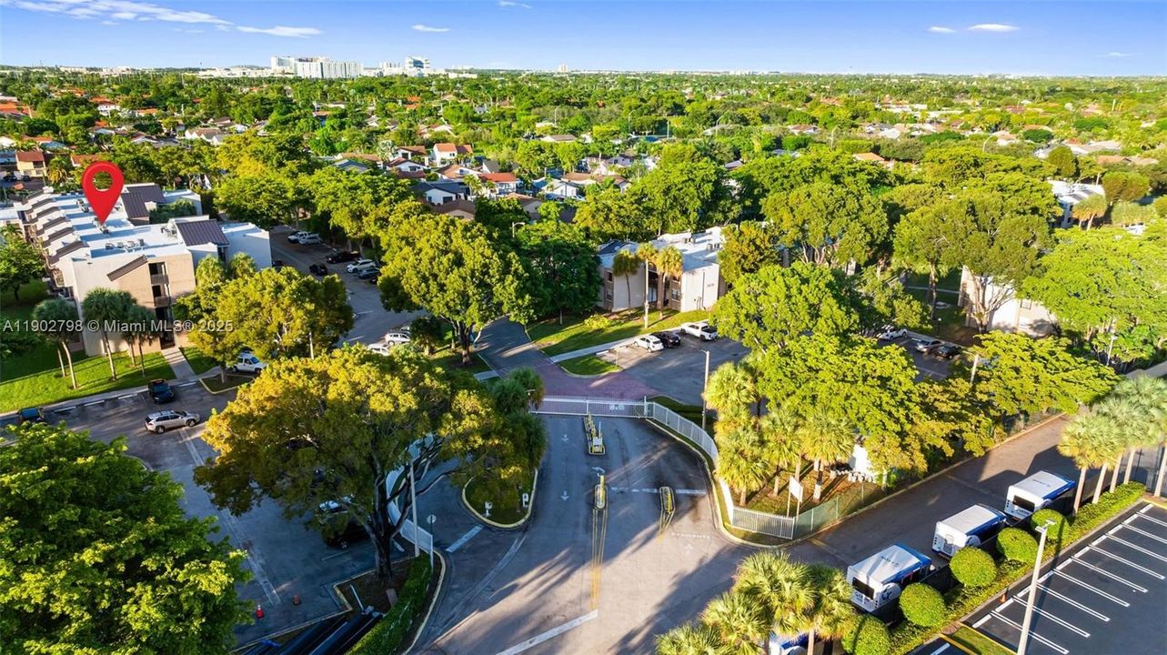 For Sale: $300,000 (2 beds, 2 baths, 982 Square Feet)