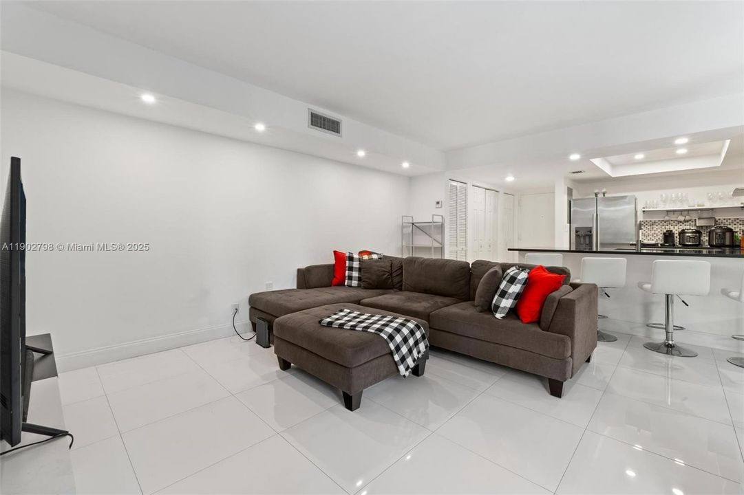 For Sale: $300,000 (2 beds, 2 baths, 982 Square Feet)