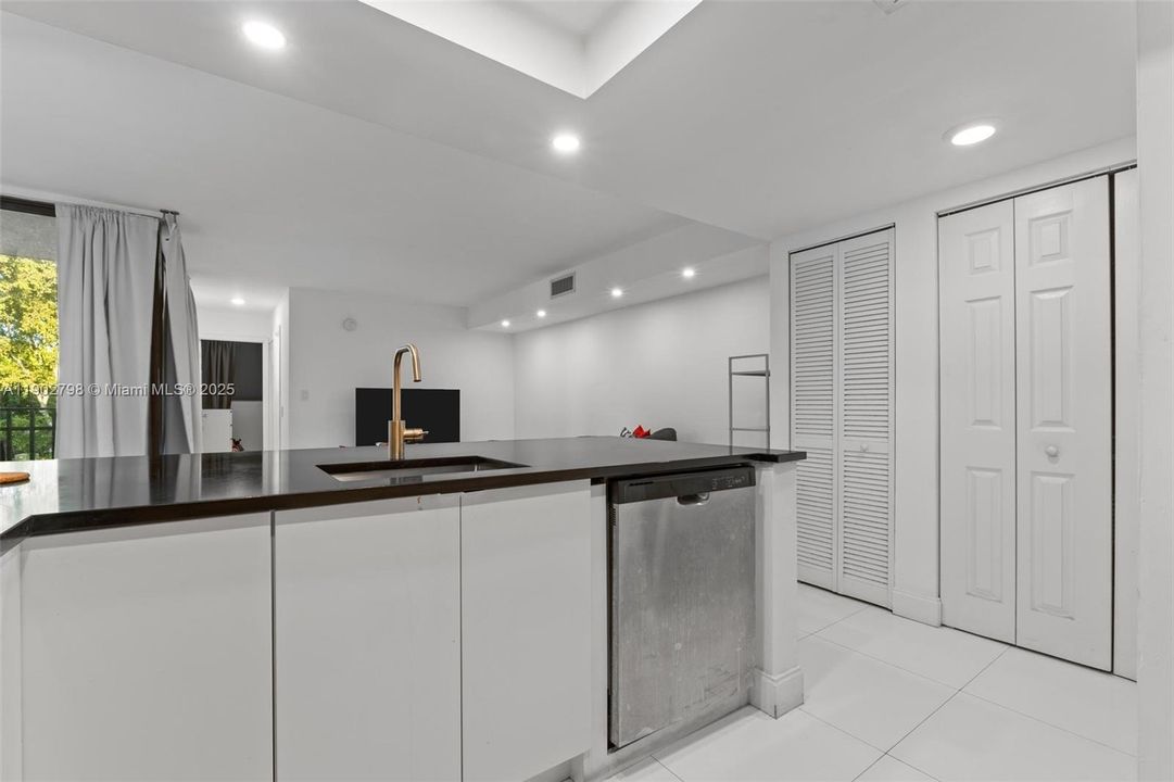 For Sale: $300,000 (2 beds, 2 baths, 982 Square Feet)