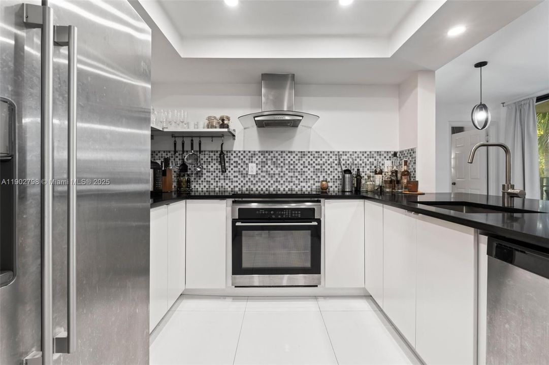 For Sale: $300,000 (2 beds, 2 baths, 982 Square Feet)