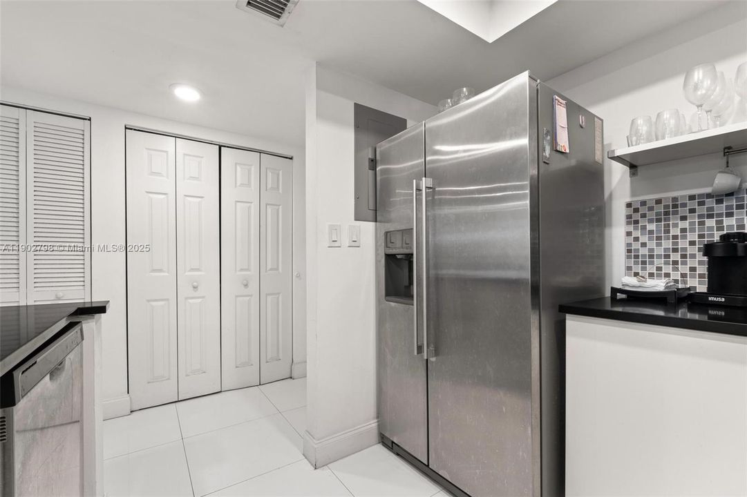 For Sale: $300,000 (2 beds, 2 baths, 982 Square Feet)
