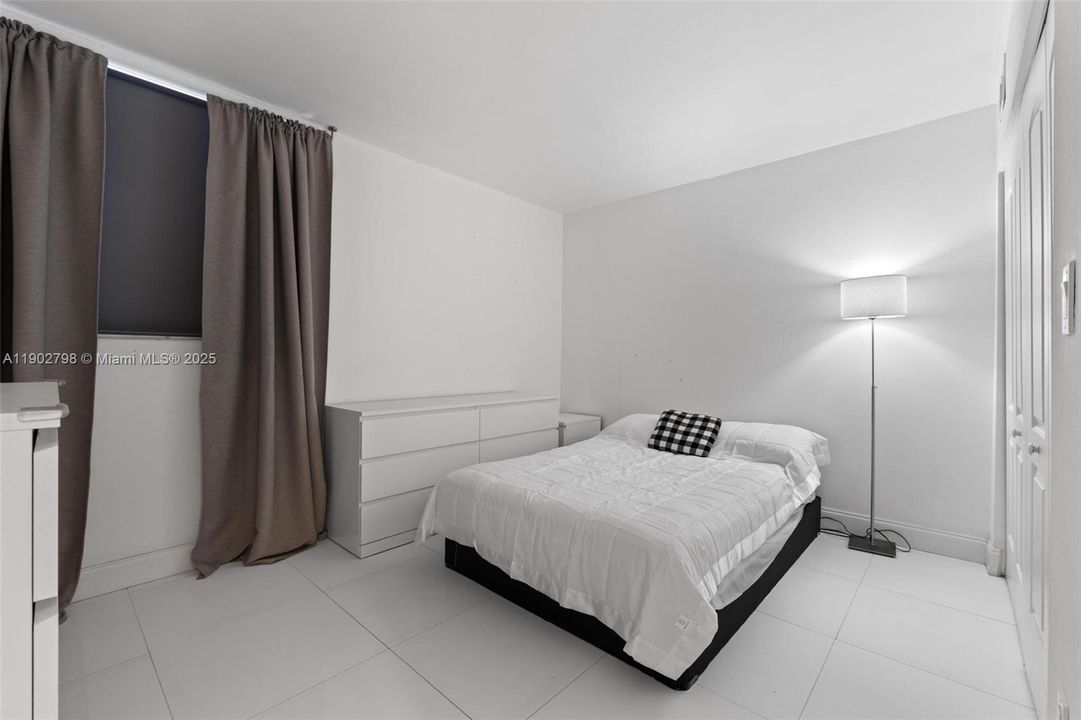 For Sale: $300,000 (2 beds, 2 baths, 982 Square Feet)