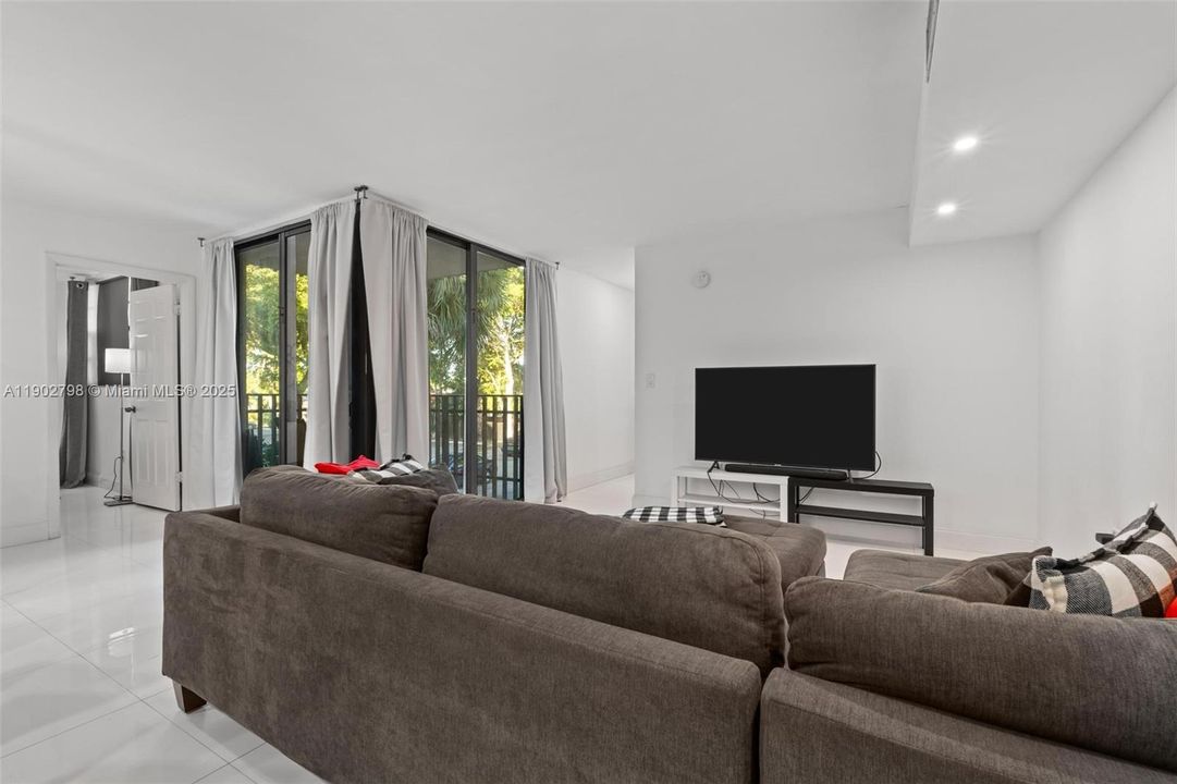 For Sale: $300,000 (2 beds, 2 baths, 982 Square Feet)