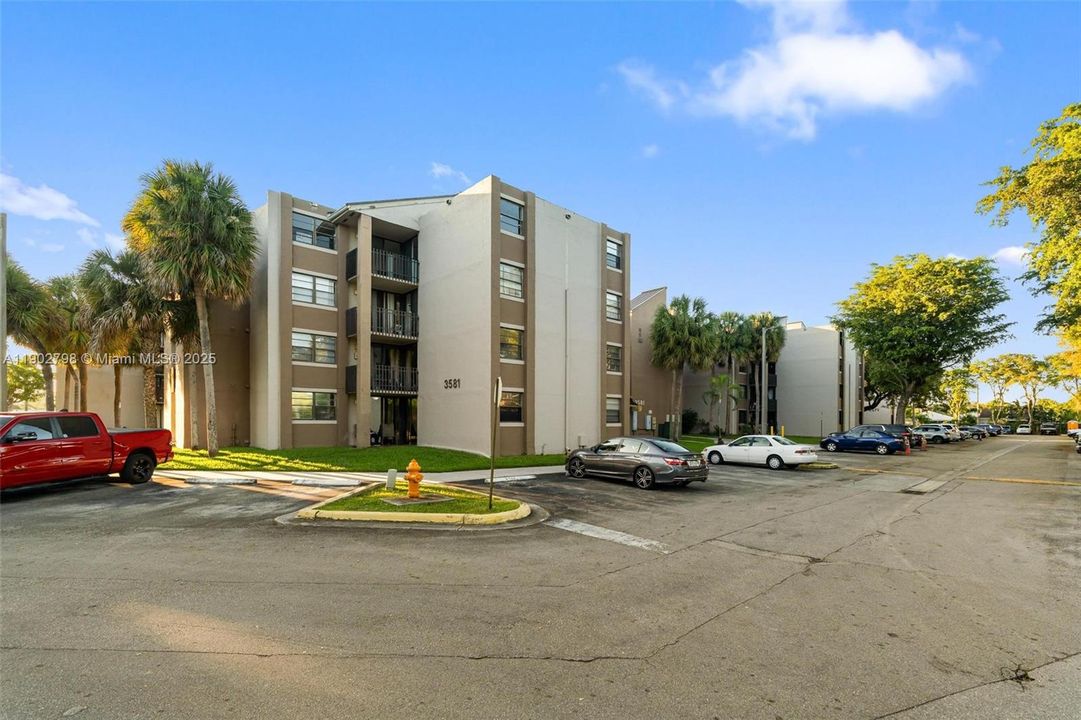 For Sale: $300,000 (2 beds, 2 baths, 982 Square Feet)