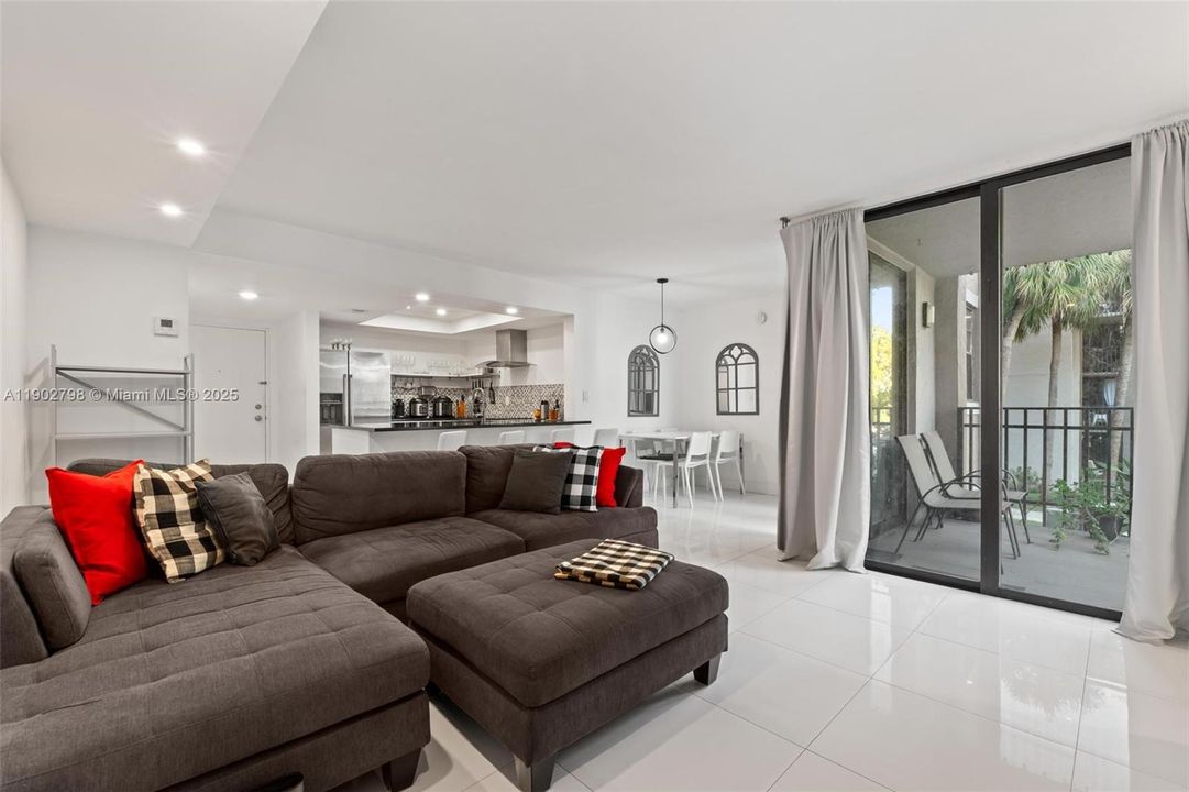 For Sale: $300,000 (2 beds, 2 baths, 982 Square Feet)