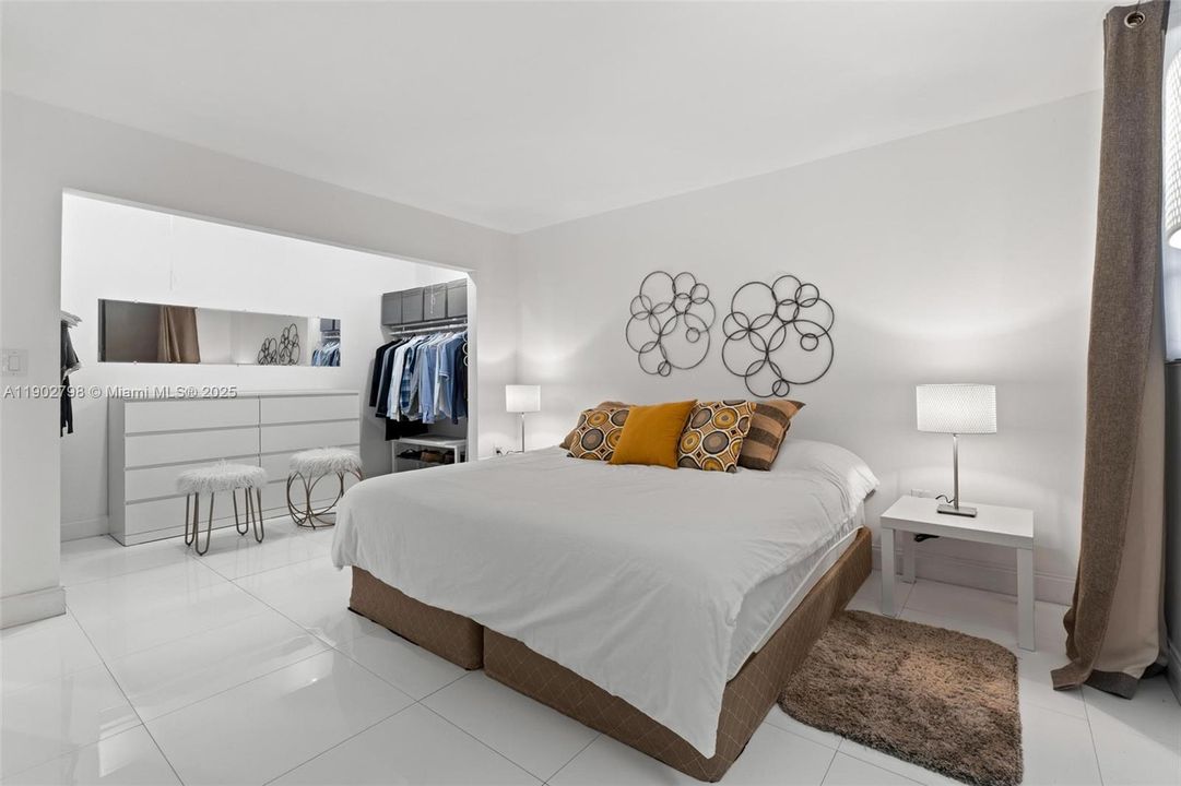 For Sale: $300,000 (2 beds, 2 baths, 982 Square Feet)