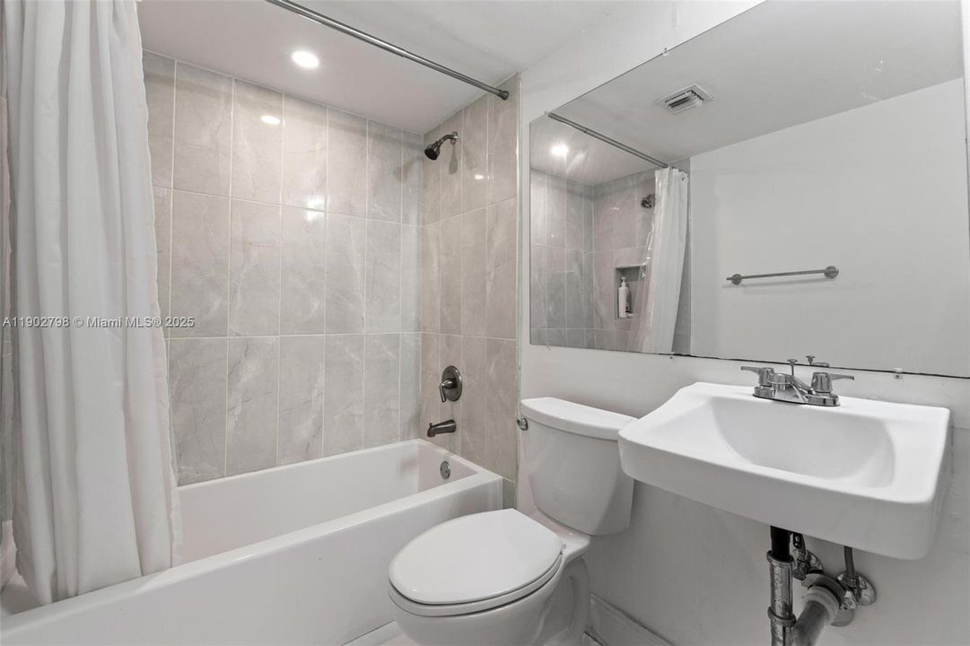 For Sale: $300,000 (2 beds, 2 baths, 982 Square Feet)