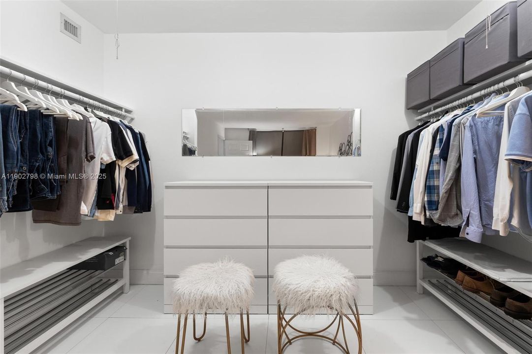 For Sale: $300,000 (2 beds, 2 baths, 982 Square Feet)