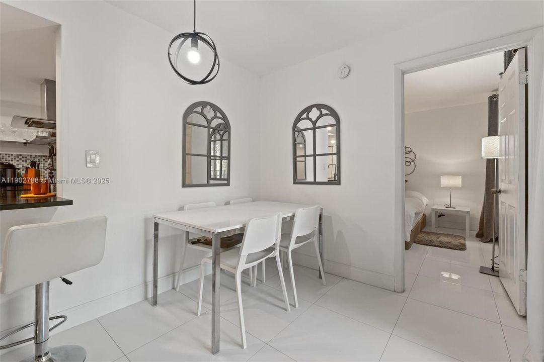 For Sale: $300,000 (2 beds, 2 baths, 982 Square Feet)