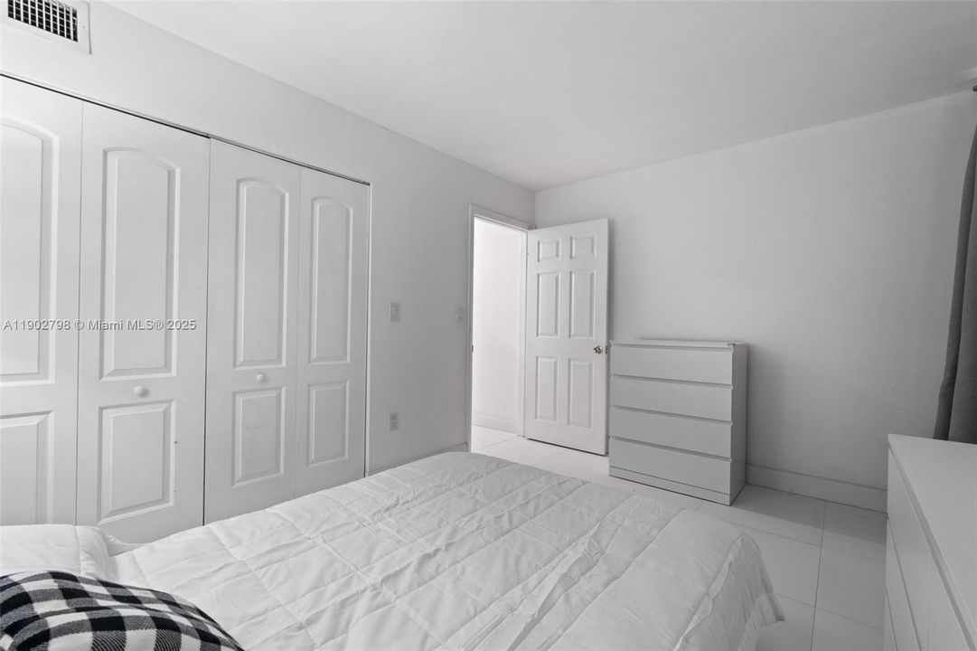 For Sale: $300,000 (2 beds, 2 baths, 982 Square Feet)