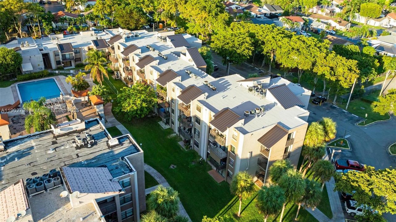 For Sale: $300,000 (2 beds, 2 baths, 982 Square Feet)