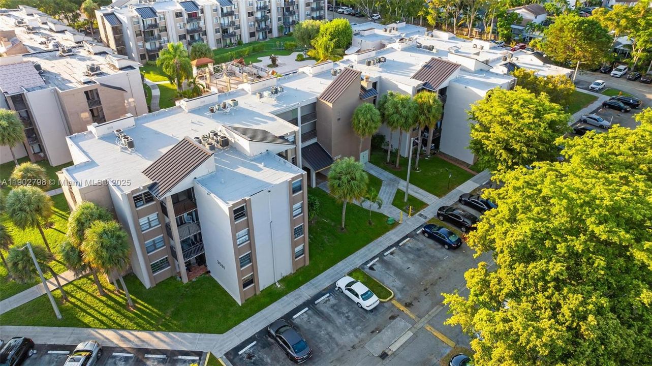 For Sale: $300,000 (2 beds, 2 baths, 982 Square Feet)