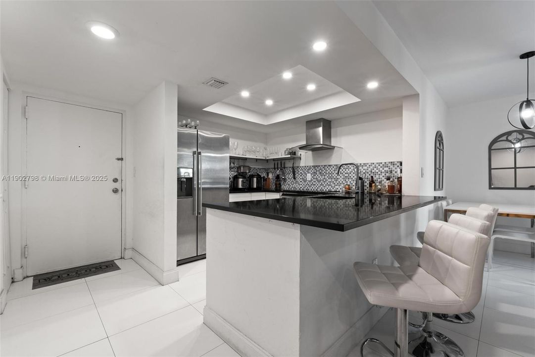 For Sale: $300,000 (2 beds, 2 baths, 982 Square Feet)