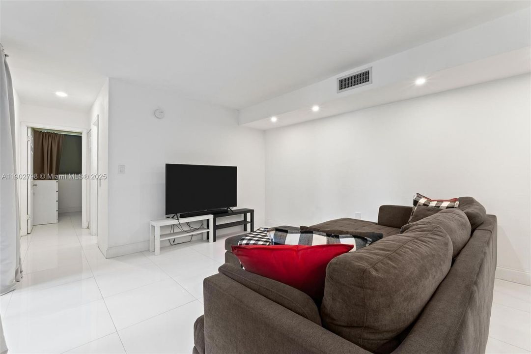 For Sale: $300,000 (2 beds, 2 baths, 982 Square Feet)