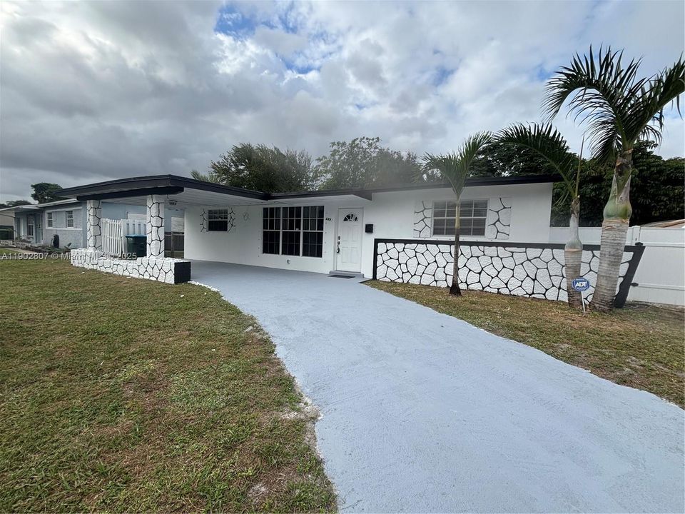 Recently Rented: $3,450 (3 beds, 2 baths, 1665 Square Feet)