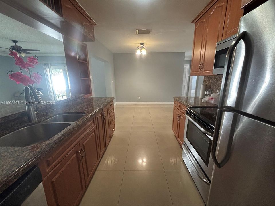 Recently Rented: $3,450 (3 beds, 2 baths, 1665 Square Feet)