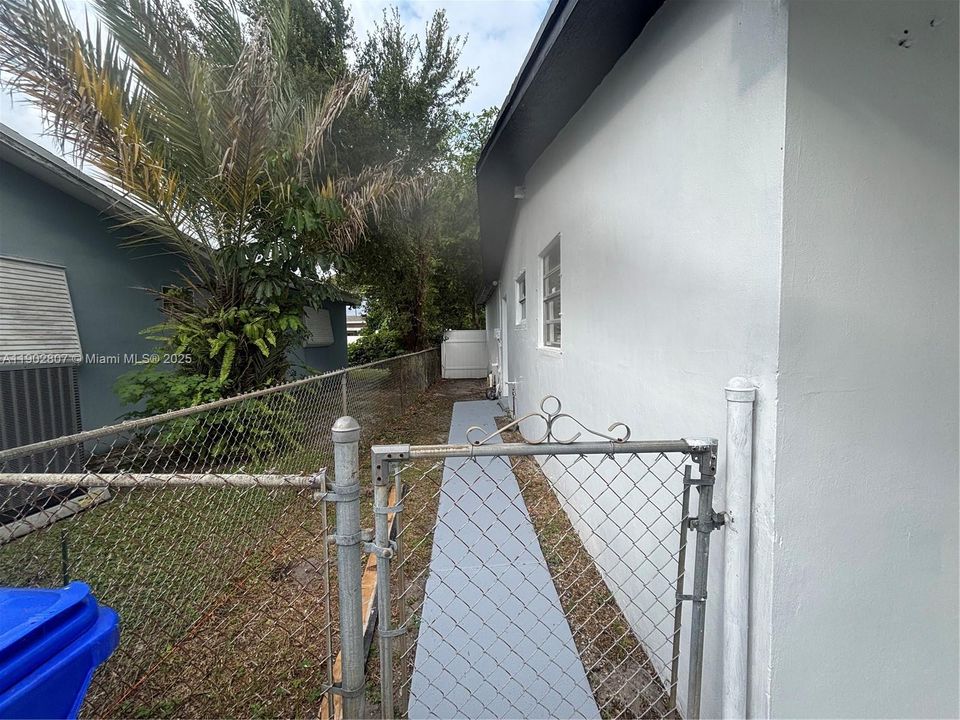 Recently Rented: $3,450 (3 beds, 2 baths, 1665 Square Feet)