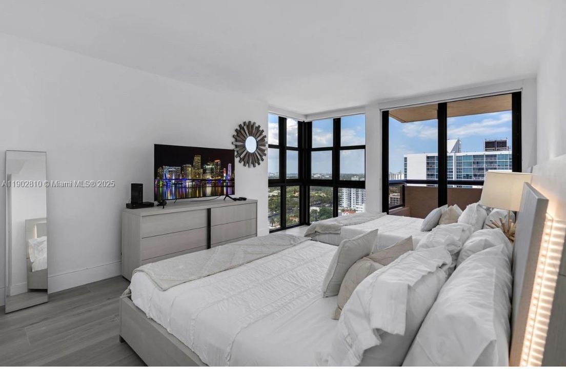 For Sale: $1,130,000 (1 beds, 1 baths, 798 Square Feet)