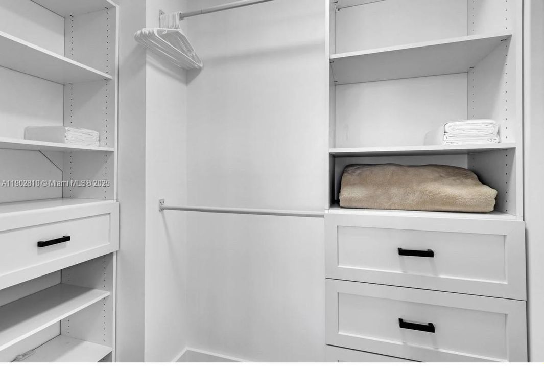 For Sale: $1,130,000 (1 beds, 1 baths, 798 Square Feet)