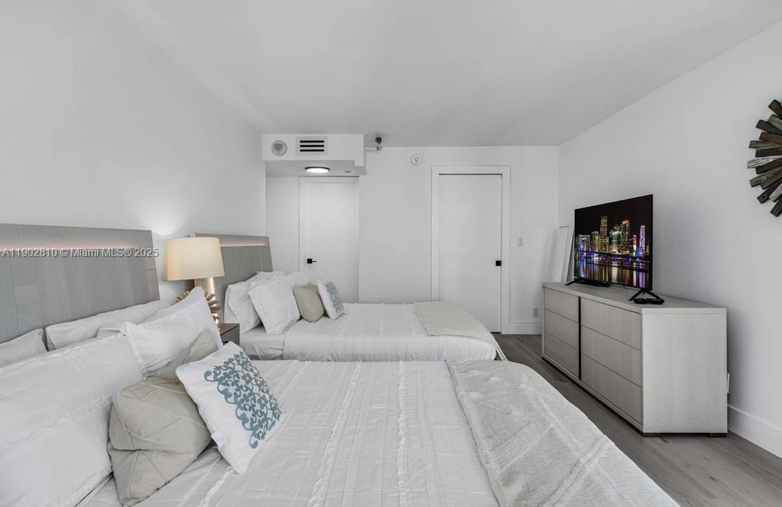 For Sale: $1,130,000 (1 beds, 1 baths, 798 Square Feet)