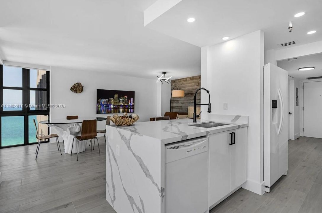 For Sale: $1,130,000 (1 beds, 1 baths, 798 Square Feet)