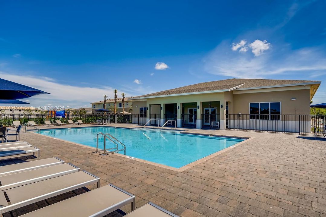 For Rent: $2,200 (2 beds, 2 baths, 1208 Square Feet)