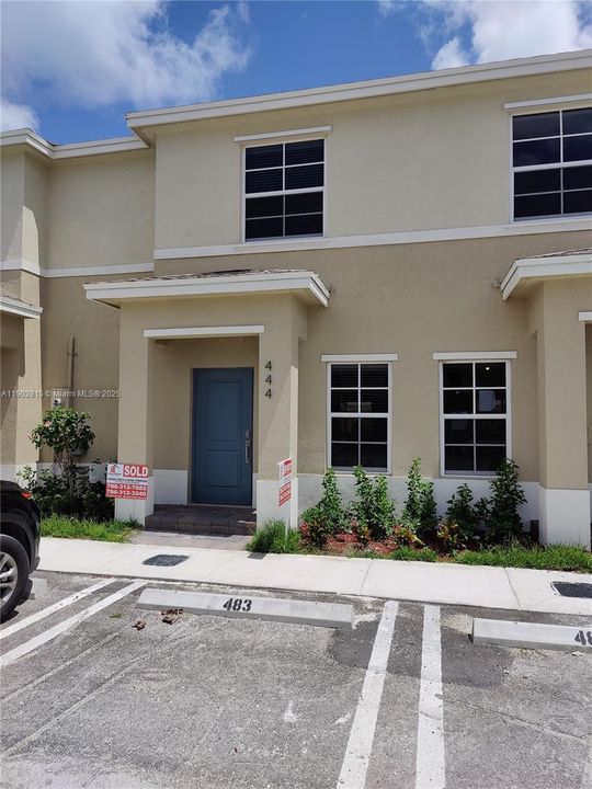 For Rent: $2,200 (2 beds, 2 baths, 1208 Square Feet)