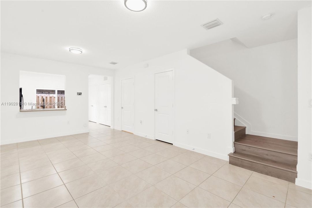 For Rent: $2,200 (2 beds, 2 baths, 1208 Square Feet)