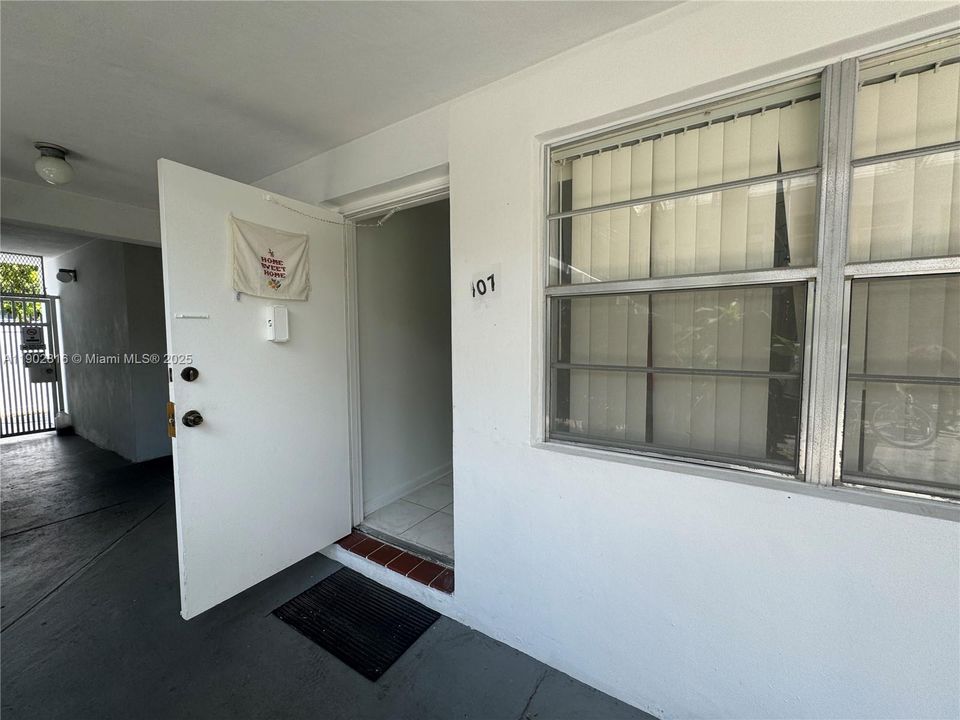 For Rent: $1,400 (1 beds, 1 baths, 572 Square Feet)
