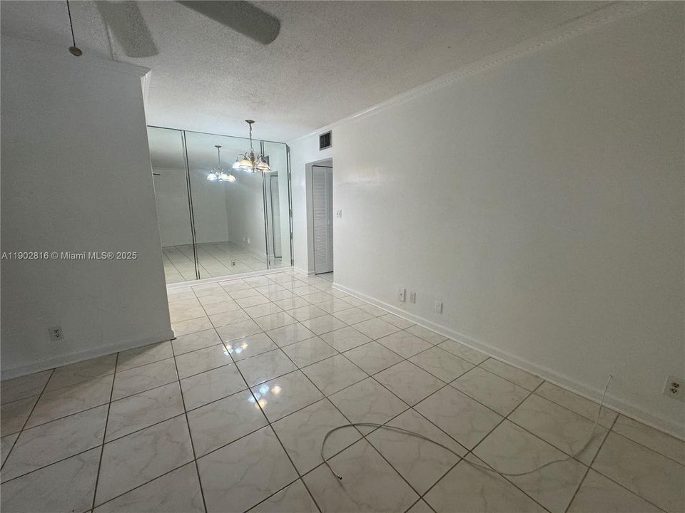For Rent: $1,400 (1 beds, 1 baths, 572 Square Feet)