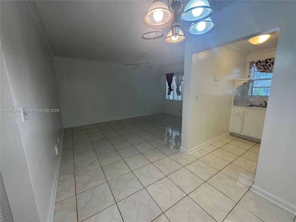For Rent: $1,400 (1 beds, 1 baths, 572 Square Feet)