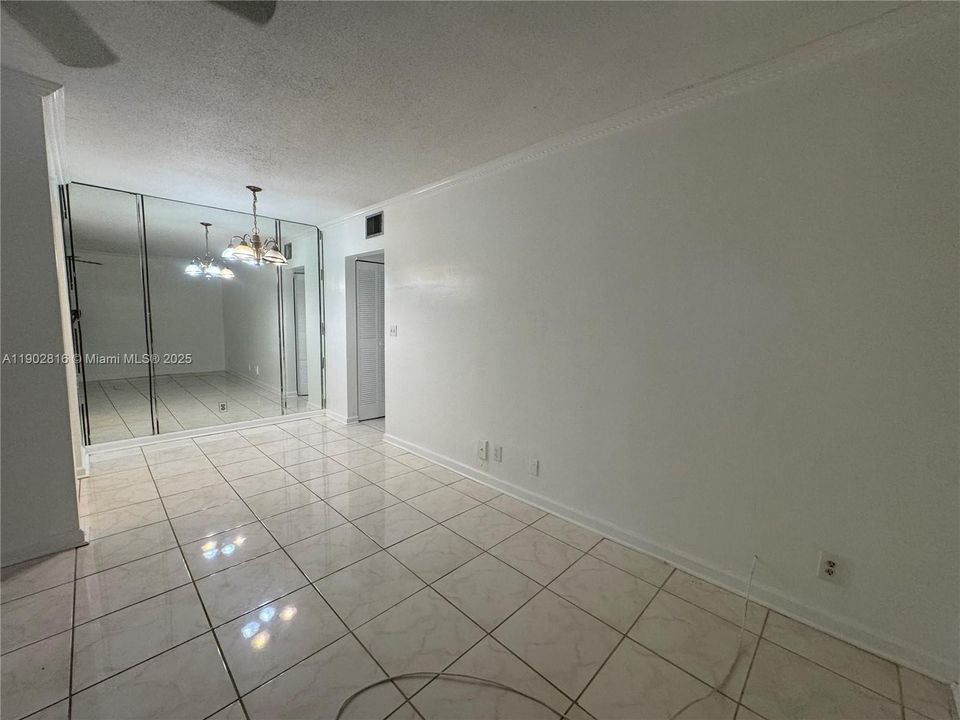 For Rent: $1,400 (1 beds, 1 baths, 572 Square Feet)