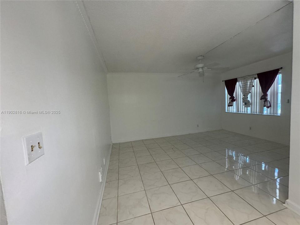 For Rent: $1,400 (1 beds, 1 baths, 572 Square Feet)