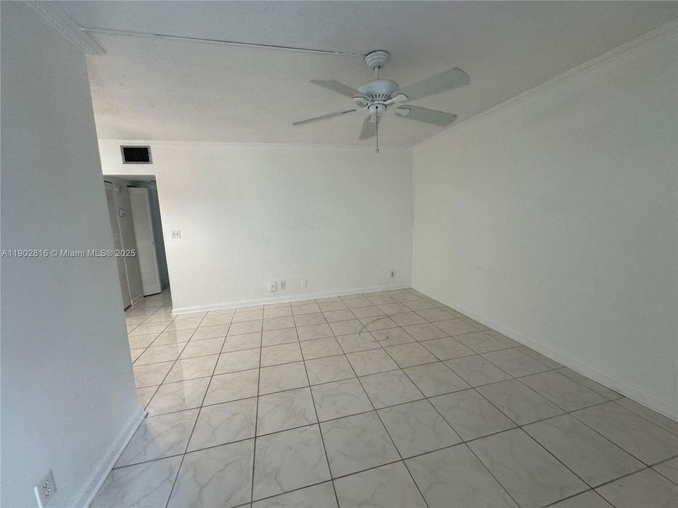 For Rent: $1,400 (1 beds, 1 baths, 572 Square Feet)
