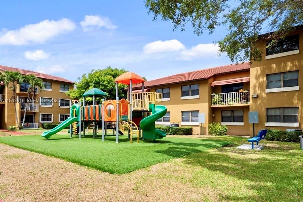 For Rent: $2,425 (3 beds, 2 baths, 1165 Square Feet)