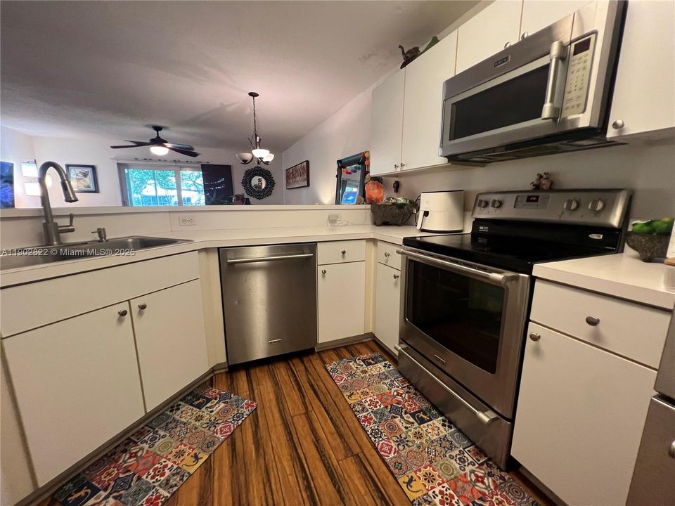 待售: $360,000 (2 贝兹, 2 浴室, 1233 平方英尺)