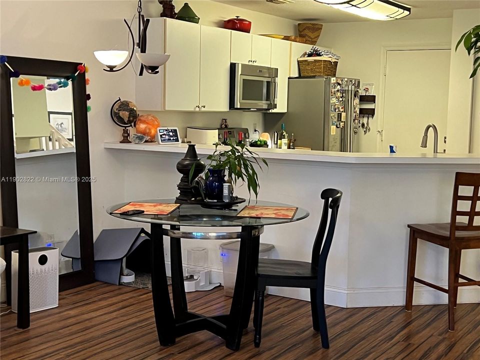 待售: $360,000 (2 贝兹, 2 浴室, 1233 平方英尺)