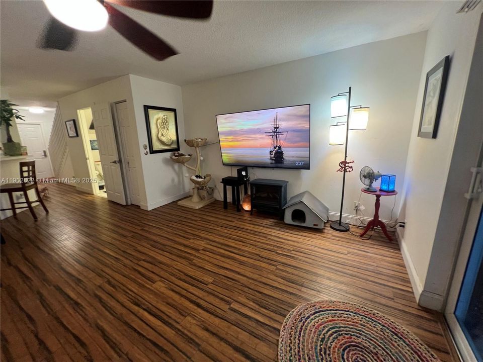 待售: $360,000 (2 贝兹, 2 浴室, 1233 平方英尺)