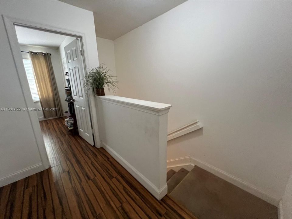 待售: $360,000 (2 贝兹, 2 浴室, 1233 平方英尺)