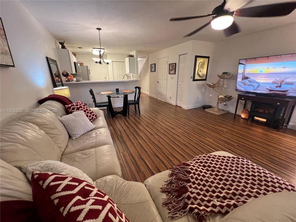 Recently Sold: $325,000 (2 beds, 2 baths, 1233 Square Feet)