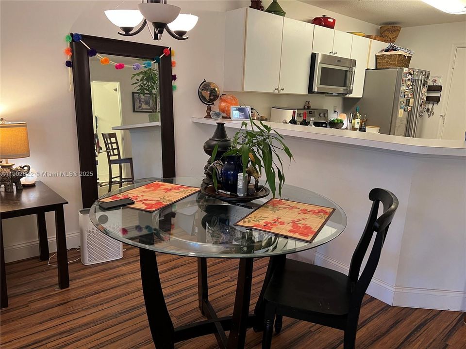 待售: $360,000 (2 贝兹, 2 浴室, 1233 平方英尺)