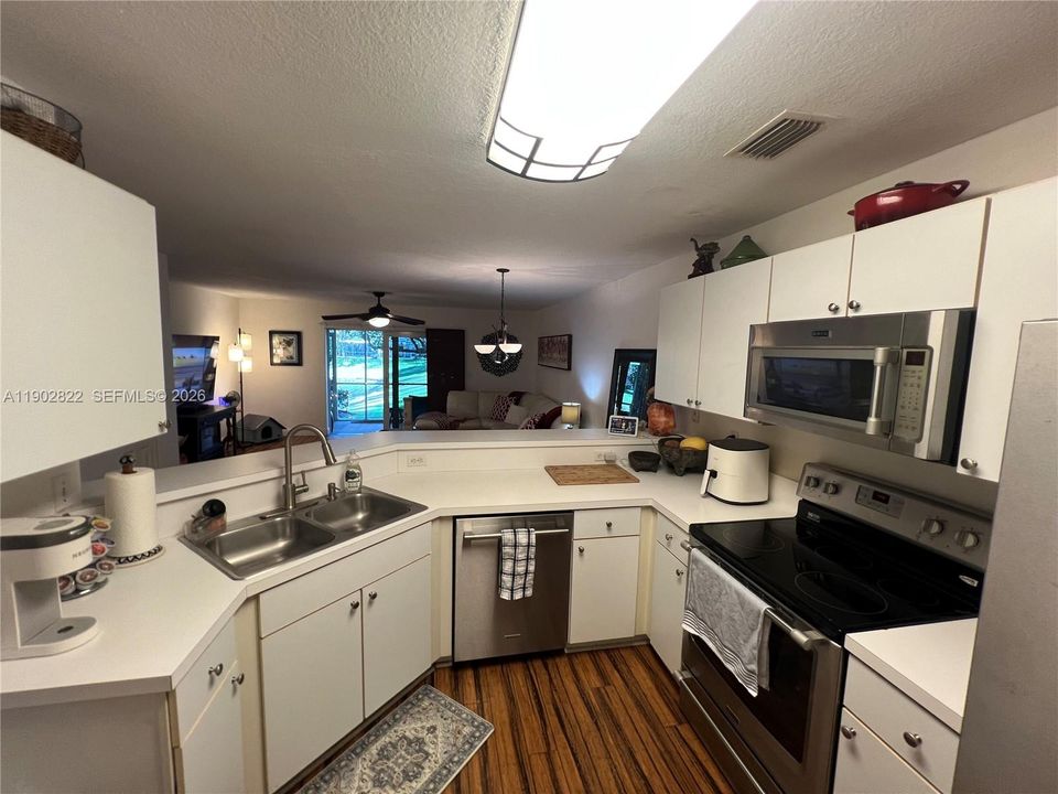 Recently Sold: $325,000 (2 beds, 2 baths, 1233 Square Feet)