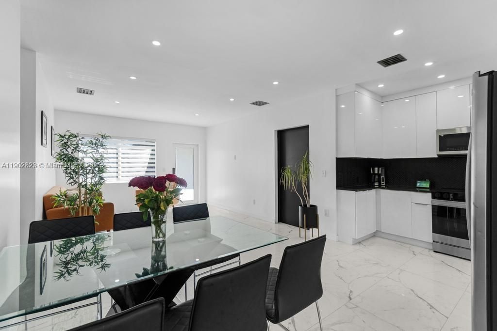 For Sale: $615,000 (4 beds, 3 baths, 1290 Square Feet)