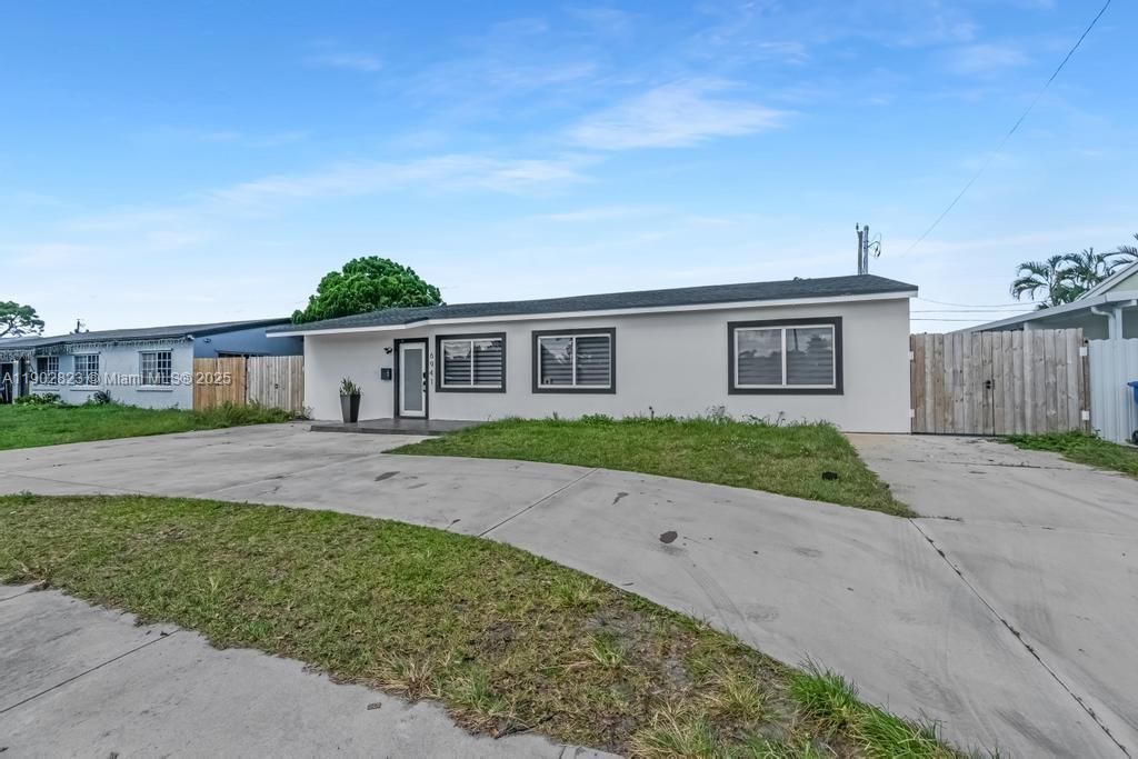 For Sale: $615,000 (4 beds, 3 baths, 1290 Square Feet)