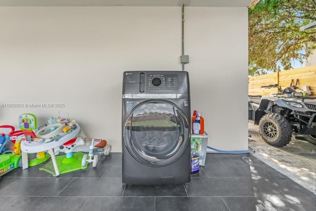 For Sale: $615,000 (4 beds, 3 baths, 1290 Square Feet)