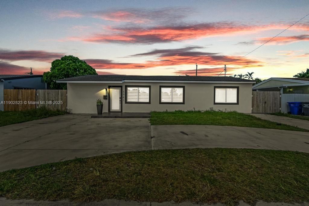 For Sale: $615,000 (4 beds, 3 baths, 1290 Square Feet)